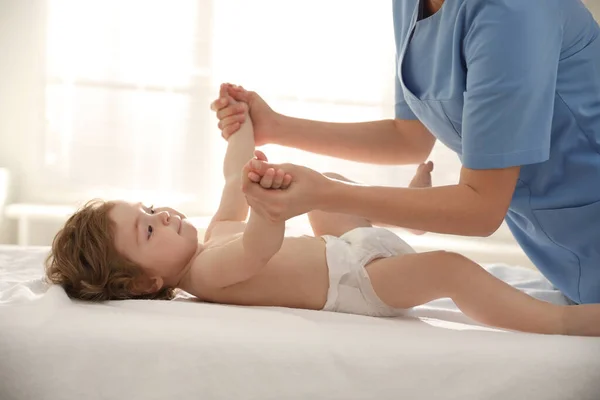 Orthopedisch Onderzoek Van Kleine Baby Bed Binnen — Stockfoto