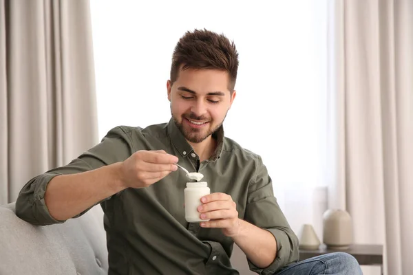 Щасливий Молодий Чоловік Смачним Йогуртом Вітальні — стокове фото
