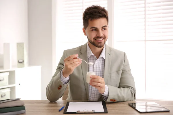 Jovem Feliz Com Iogurte Saboroso Escritório — Fotografia de Stock