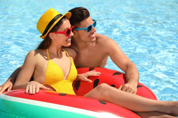 プールで膨脹可能なリングを持つ幸せなカップル 夏休み — ストック写真