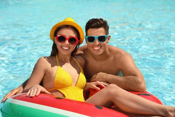 Happy Couple Inflatable Ring Swimming Pool Summer Vacation — Stock Photo, Image