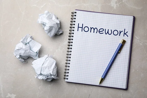 Cuaderno Con Inscripción Homework Bolas Papel Arrugado Sobre Mesa Mármol — Foto de Stock