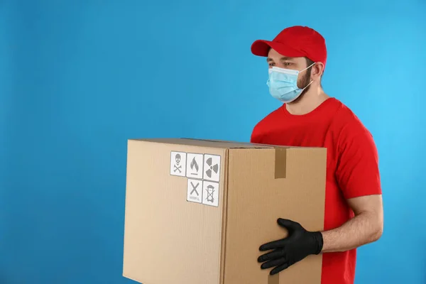 Correio Máscara Segurando Caixa Papelão Com Diferentes Símbolos Embalagem Fundo — Fotografia de Stock