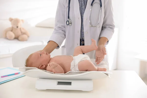 医生在诊所称可爱婴儿的重量 特写镜头 保健服务 — 图库照片