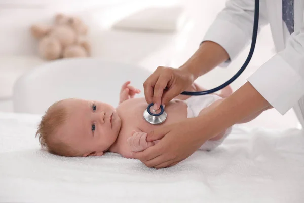 Dokter Onderzoekt Schattige Baby Met Stethoscoop Binnen Close Gezondheidszorg — Stockfoto