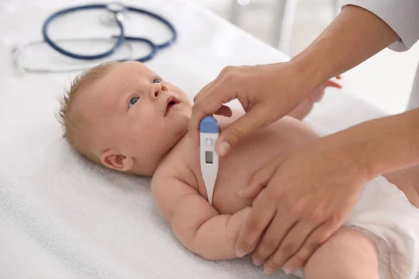 Médico Midiendo Temperatura Del Pequeño Bebé Con Termómetro Digital Interiores —  Fotos de Stock