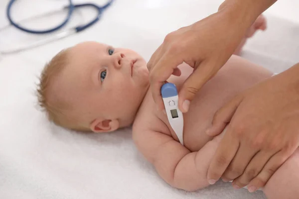 Médico Midiendo Temperatura Del Pequeño Bebé Con Termómetro Digital Interiores —  Fotos de Stock