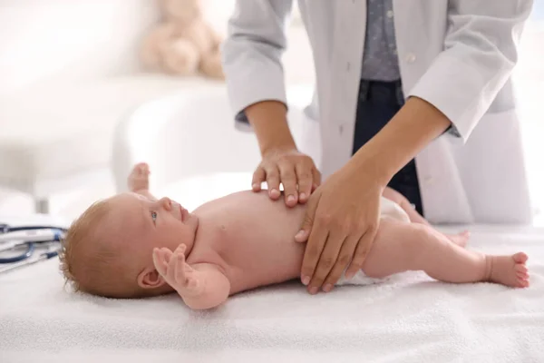 Dokter Onderzoekt Schattige Baby Binnen Close Gezondheidszorg — Stockfoto