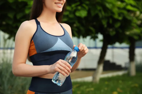 女运动员在户外喝瓶装水 特写镜头 — 图库照片