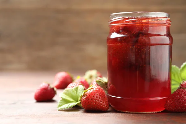 Köstliche Eingelegte Erdbeermarmelade Und Frische Beeren Auf Dem Holztisch Raum — Stockfoto