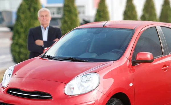 Клиент Покупает Машину Современный Красный Автомобиль Зрелый Человек Фокусируйтесь Новом — стоковое фото
