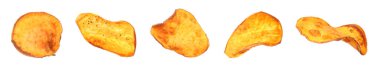 Beyaz arka planda patates cipsi seti. Pankart tasarımı