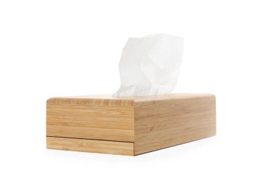 Beyaz kağıda izole edilmiş kağıt mendilli ahşap tutucu.