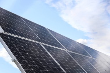 Güneş panelleri dışarı kurulmuş, yakın çekim. Alternatif enerji kaynağı