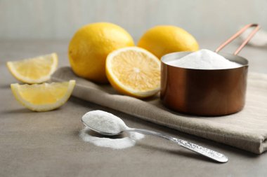 Işık masasında karbonat ve limon dilimleri.