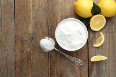 Kabartma tozu ve limonları ahşap masada, düz yerde. Metin için boşluk