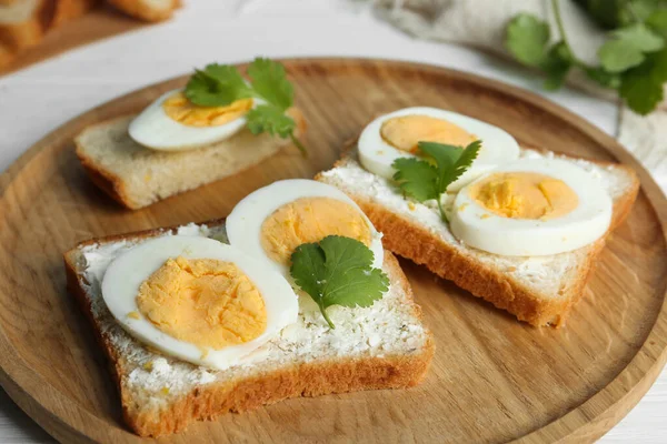 Вкусные Бутерброды Вареными Яйцами Деревянном Подносе Крупным Планом — стоковое фото