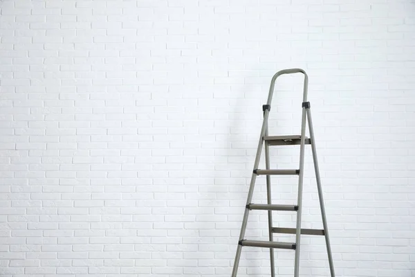 Metalltreppe Der Nähe Der Weißen Ziegelmauer Raum Für Text — Stockfoto