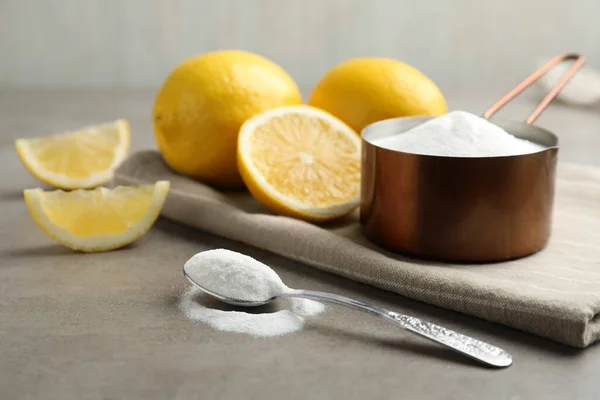 Membakar Soda Dan Memotong Lemon Meja Cahaya — Stok Foto