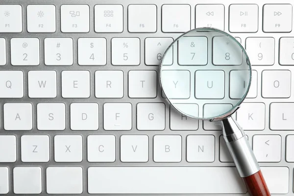 Magnifier Glass Modern Keyboard Top View Find Keywords Concept — Stock Photo, Image