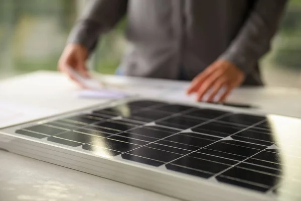 Solpanel Och Suddig Person Med Papper Bakgrunden Närbild — Stockfoto