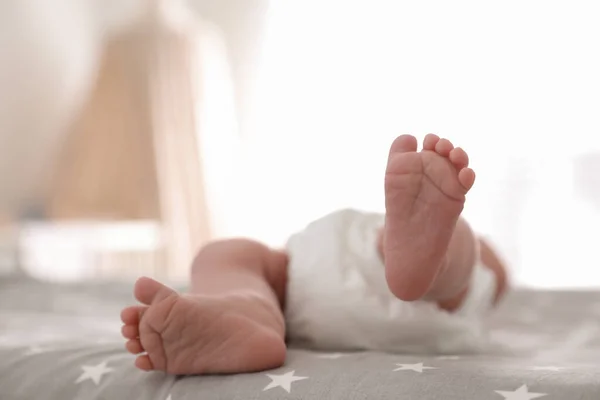 Schattige Kleine Baby Liggend Bed Thuis Close Van Benen — Stockfoto