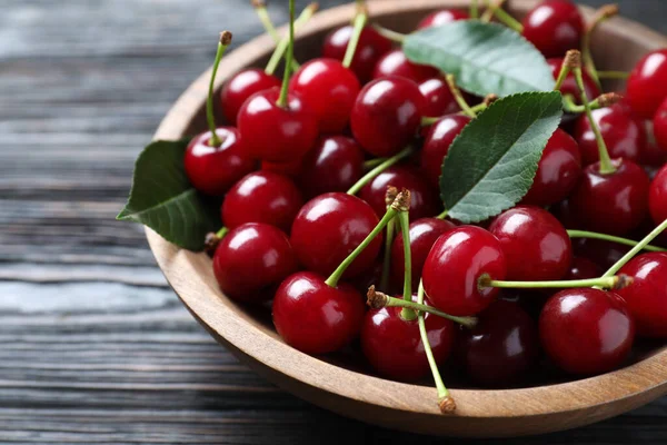 Délicieuses Cerises Douces Mûres Sur Table Bois Sombre Gros Plan — Photo