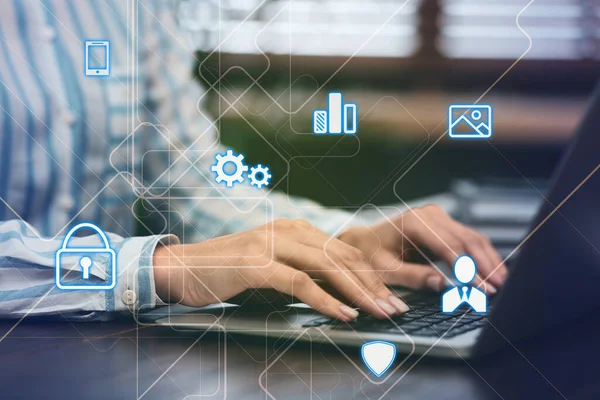 Informatiebeveiliging Jonge Vrouw Met Laptop Aan Tafel Binnen Close — Stockfoto