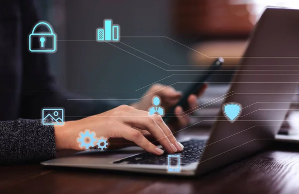 Informatiebeveiliging Jonge Vrouw Met Laptop Aan Tafel Binnen Close — Stockfoto