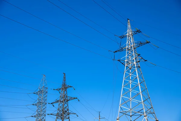 青い空に対する近代的な高電圧タワー — ストック写真