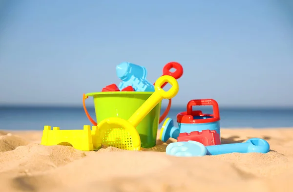 Kumsalda Farklı Çocuk Plastik Oyuncakları — Stok fotoğraf