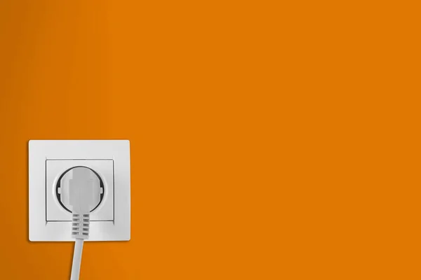 Oranžová Stěna Zásuvkou Vloženou Zástrčkou Prostor Pro Text Elektrické Napájení — Stock fotografie