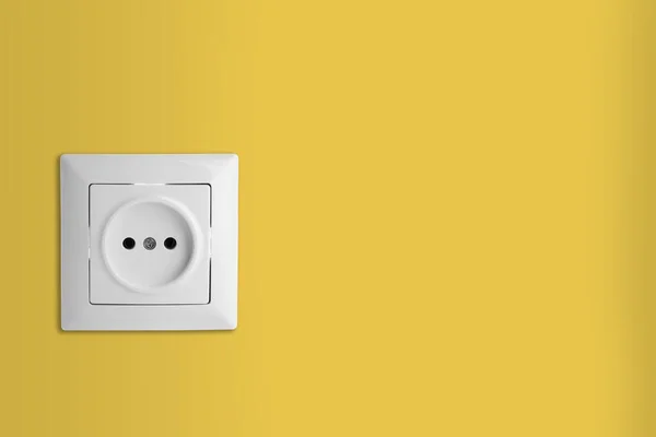 有电源插座的黄色墙壁 文字空间 电力供应 — 图库照片