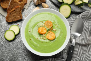 Gri masada servis edilen lezzetli ev yapımı kabağı kremalı çorba.