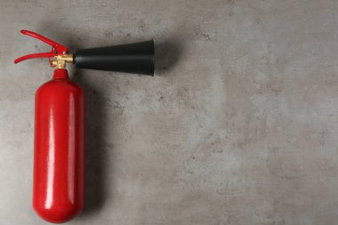 Açık gri taştan arka planda yangın söndürücü, üst manzara. Metin için boşluk