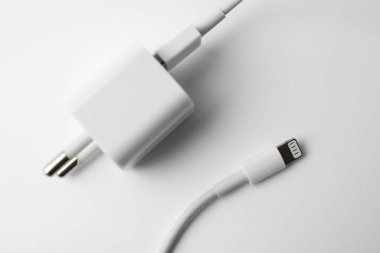 Beyaz arkaplanda kablo ve adaptör yükleniyor, üst görünüm