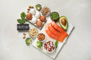 Kelime PROTEIN ve hafif mermer tablo üzerinde farklı ürünler içeren kart, düz yatıyordu