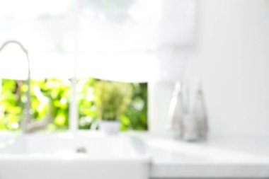 Pencereli modern mutfağın bulanık görüntüsü