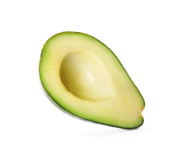 Olgun avokadonun yarısı beyaza izole edilmiş.