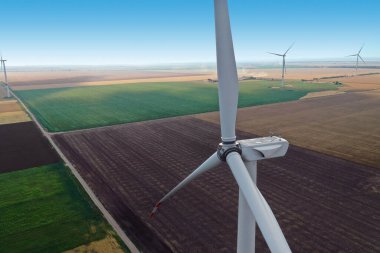 Modern rüzgar türbini, yakın plan. Alternatif enerji kaynağı