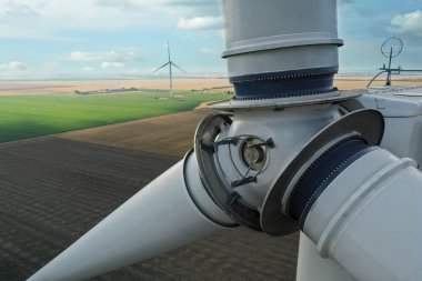 Modern rüzgar türbini, yakın plan. Alternatif enerji kaynağı