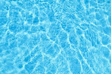 Arka planda soğuk su olan yüzme havuzu, üst görünüm