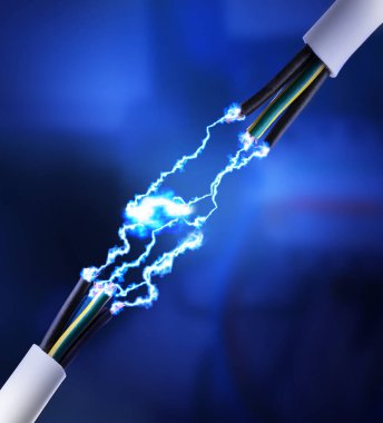 Koyu mavi arkaplanda kıvılcım saçan kablolar, yakın plan. Elektrikçi malzemesi.