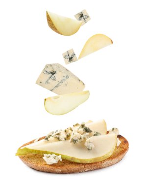 Beyaz arka planda uçan malzemelerle nefis bruschetta.
