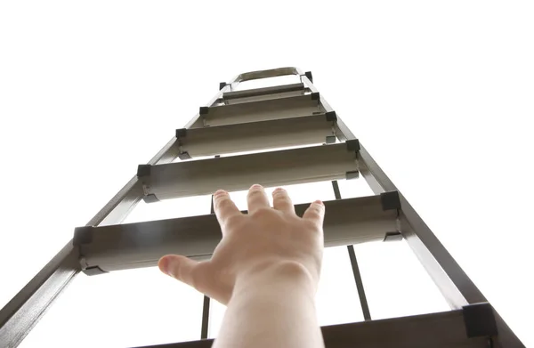 Beyaz Arka Planda Merdivene Tırmanan Kadın Düşük Açılı Görünüm — Stok fotoğraf