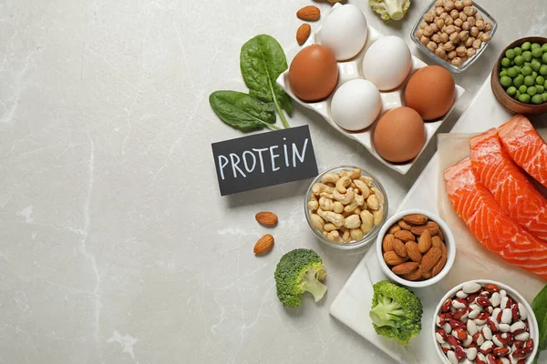 Κάρτα Λέξη Protein Και Διάφορα Προϊόντα Ανοιχτό Μαρμάρινο Τραπέζι Επίπεδο — Φωτογραφία Αρχείου