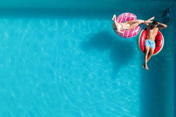Glückliches Paar Mit Aufblasbaren Ringen Schwimmbad Draufsicht Und Platz Für — Stockfoto