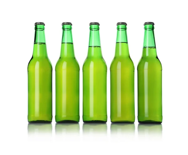Зеленые Бутылки Пивом Изолированы Белом — стоковое фото