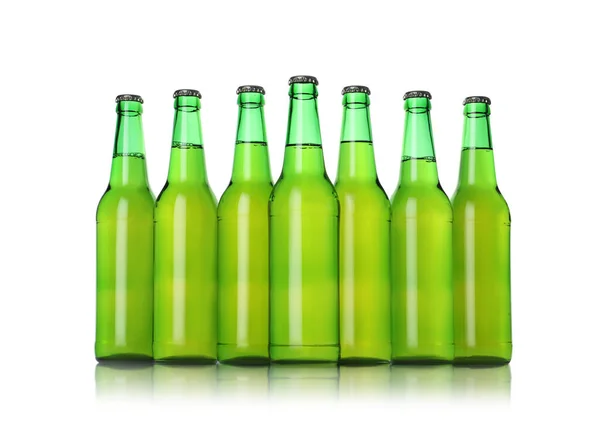 Grüne Flaschen Mit Bier Isoliert Auf Weiß — Stockfoto