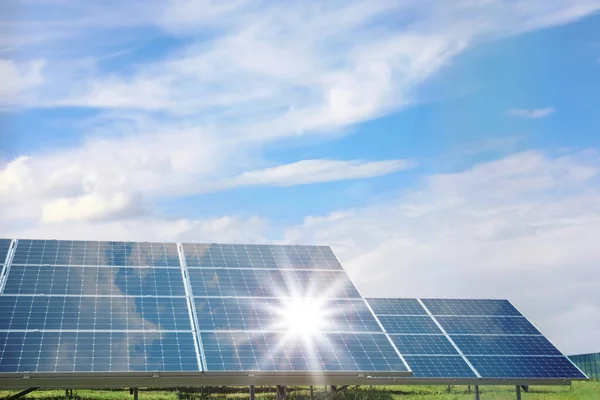 Sonnenkollektoren Freien Sonnigen Tagen Alternative Energiequelle — Stockfoto